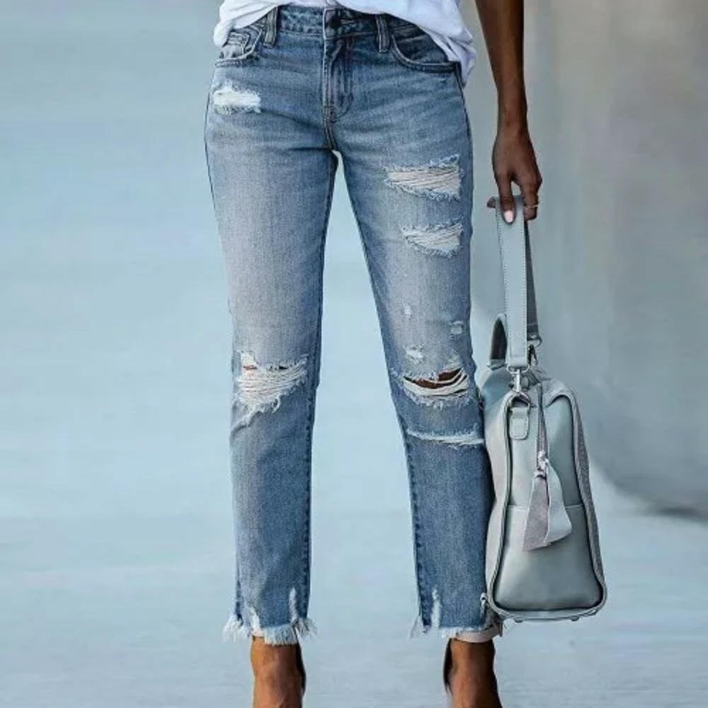 NWOT IZURIA Light Blue Distressed Raw-Hem Straight-Leg Jeans